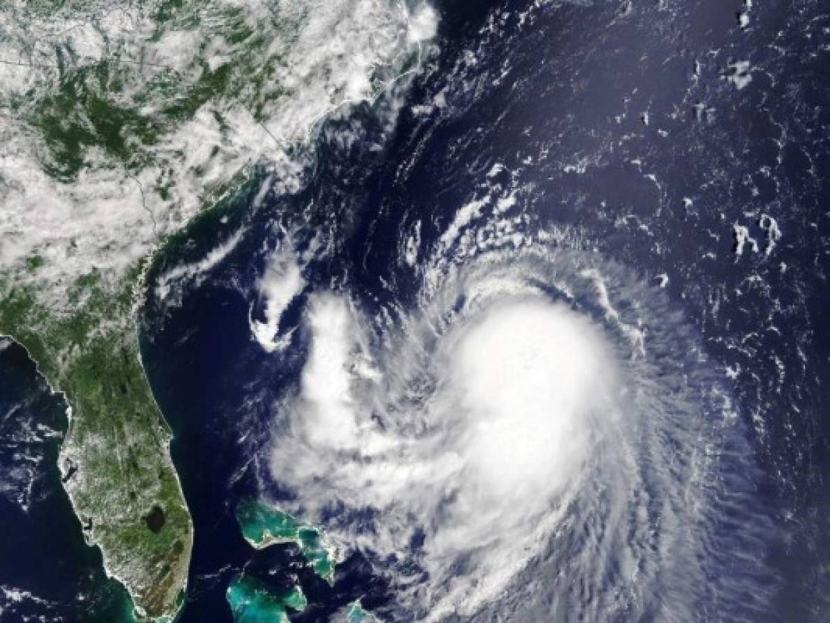 Tormenta Henri se convierte en huracán y amenaza al noreste de EEUU