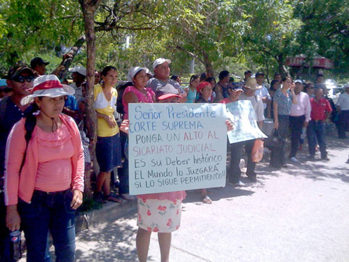Desalojan a pobladores del Bajo Aguán que se plantaron frente a sede del Poder Judicial