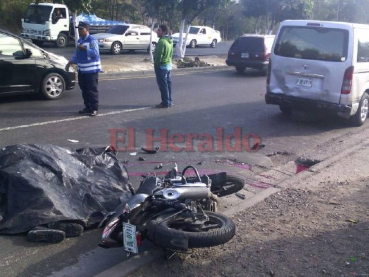 Motociclista muere tras impactar contra microbús en el bulevar Fuerzas Armadas