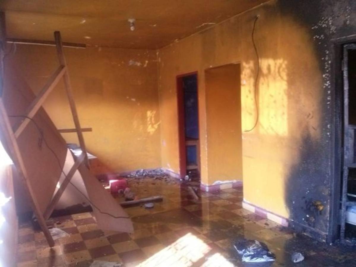 Turba quema posta y dos patrullas policiales