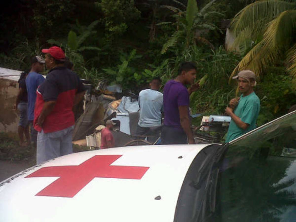 Conductor de rastra gravemente herido tras accidente en Atlántida