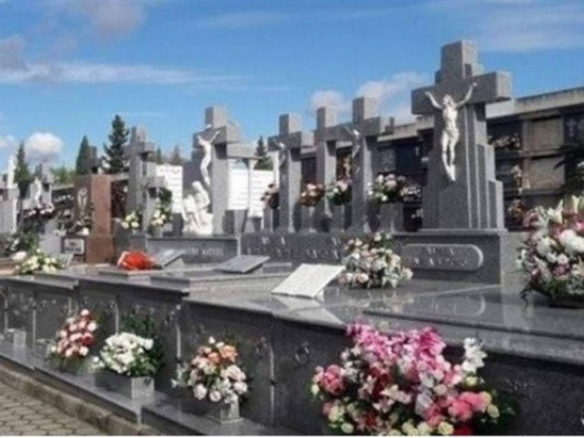 Joven hispana mata a su bebé y lo entierra en un florero del cementerio