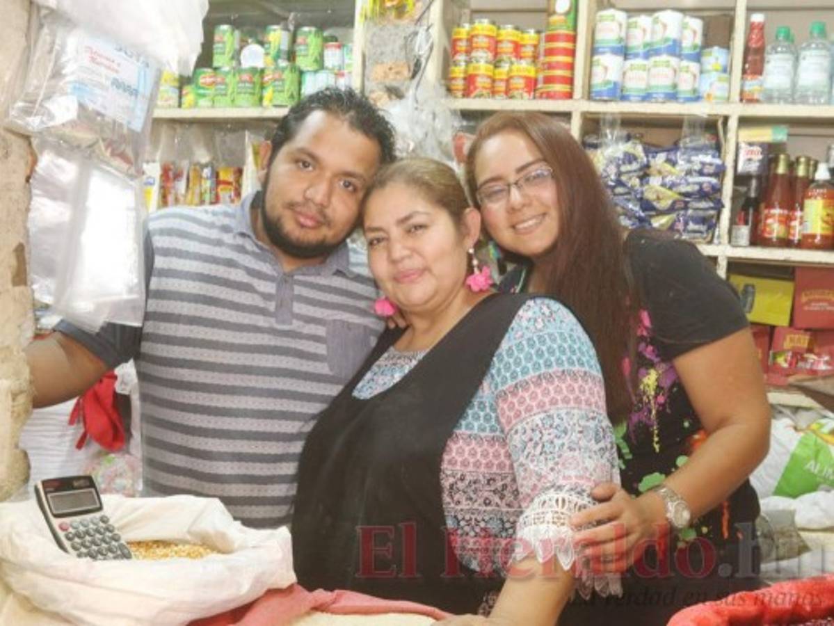 Iracema Ramírez tiene unos fieles colaboradores, sus hijos.