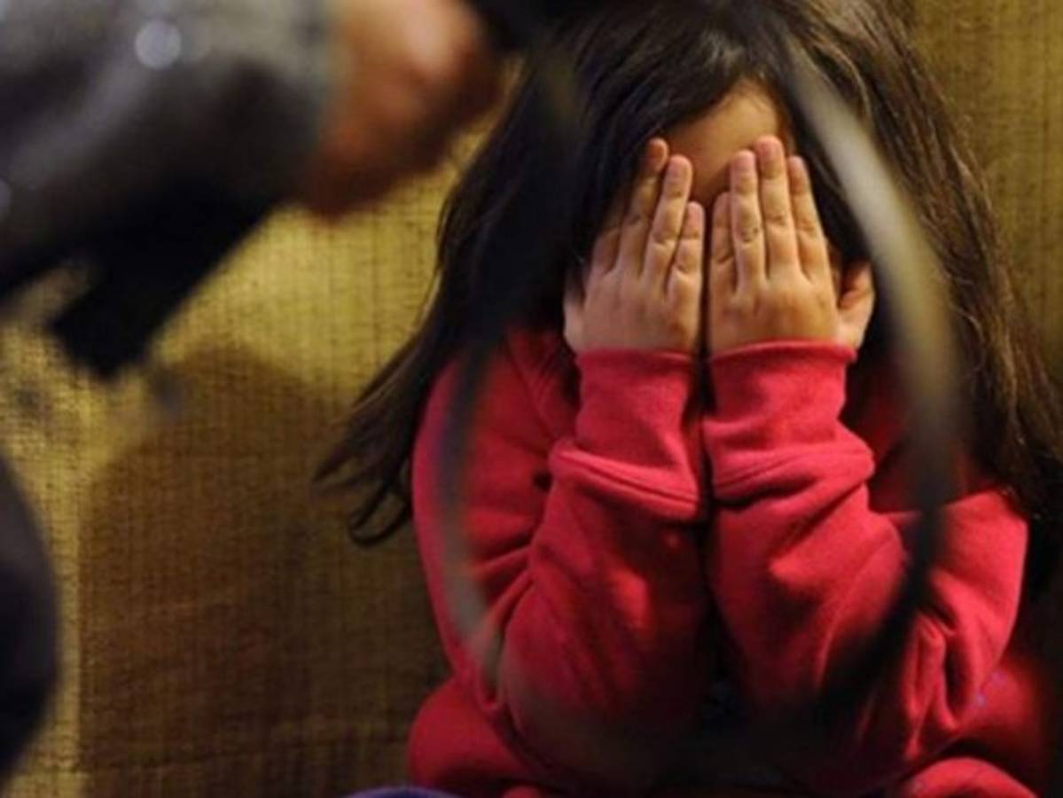 Una niña india fue asesinada tras ser violada en grupo; madrastra ordenó crimen