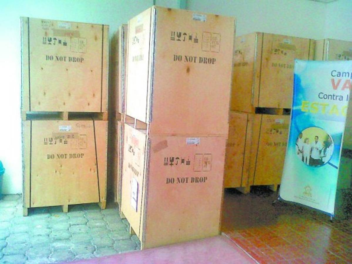 Salud entrega equipo solar al PAI