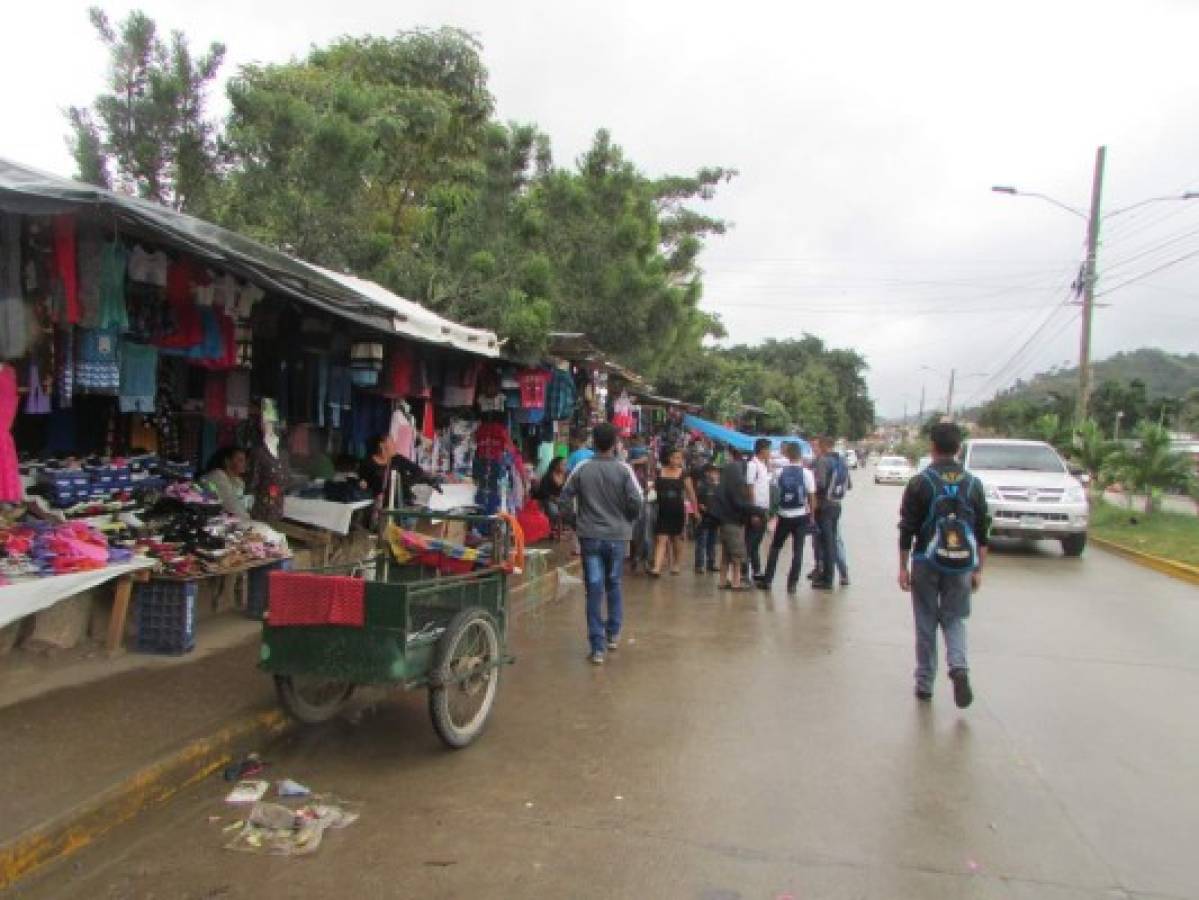 Comerciantes invaden las afueras de la terminal de Danlí