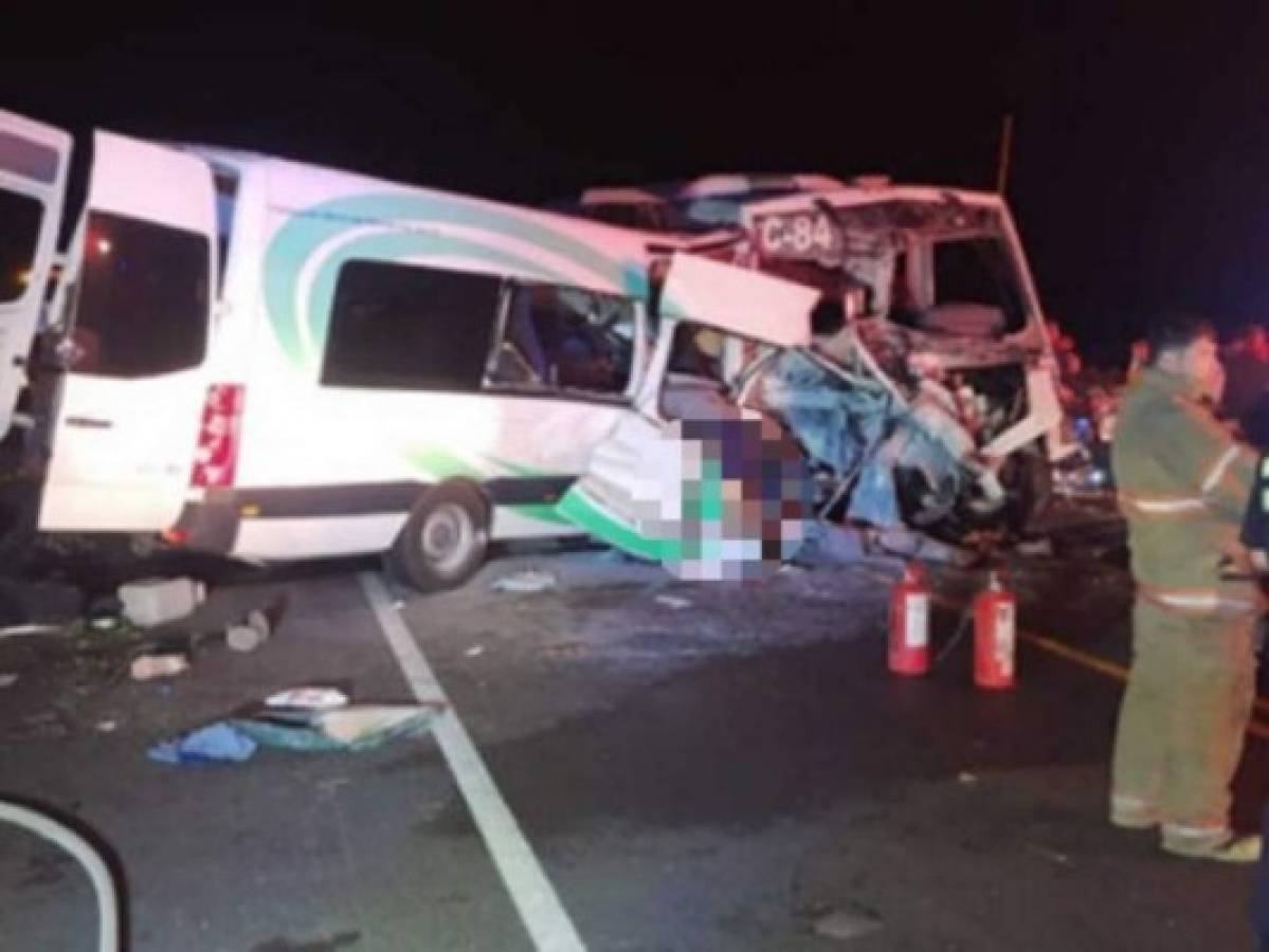 Mueren 16 personas en fatal accidente al norte de México