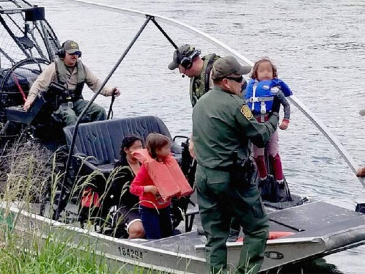 Miembros de la Patrulla Fronteriza sacan del río Bravo a cinco menores de edad y cuatro adultos. Foto: Univision Noticias.