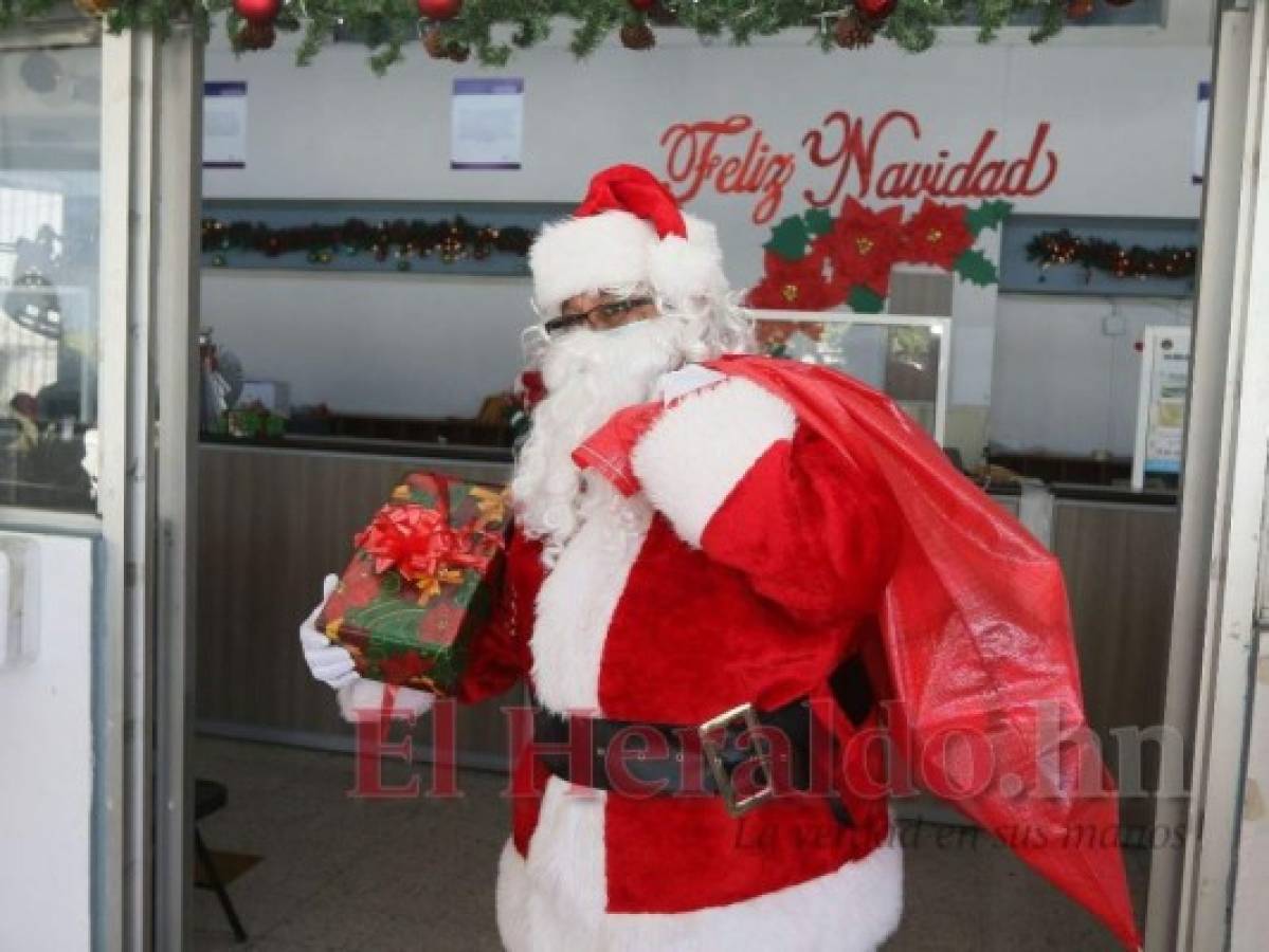 San Nicolás aterrizó en la capital para recibir las primeras cartitas de Navidad