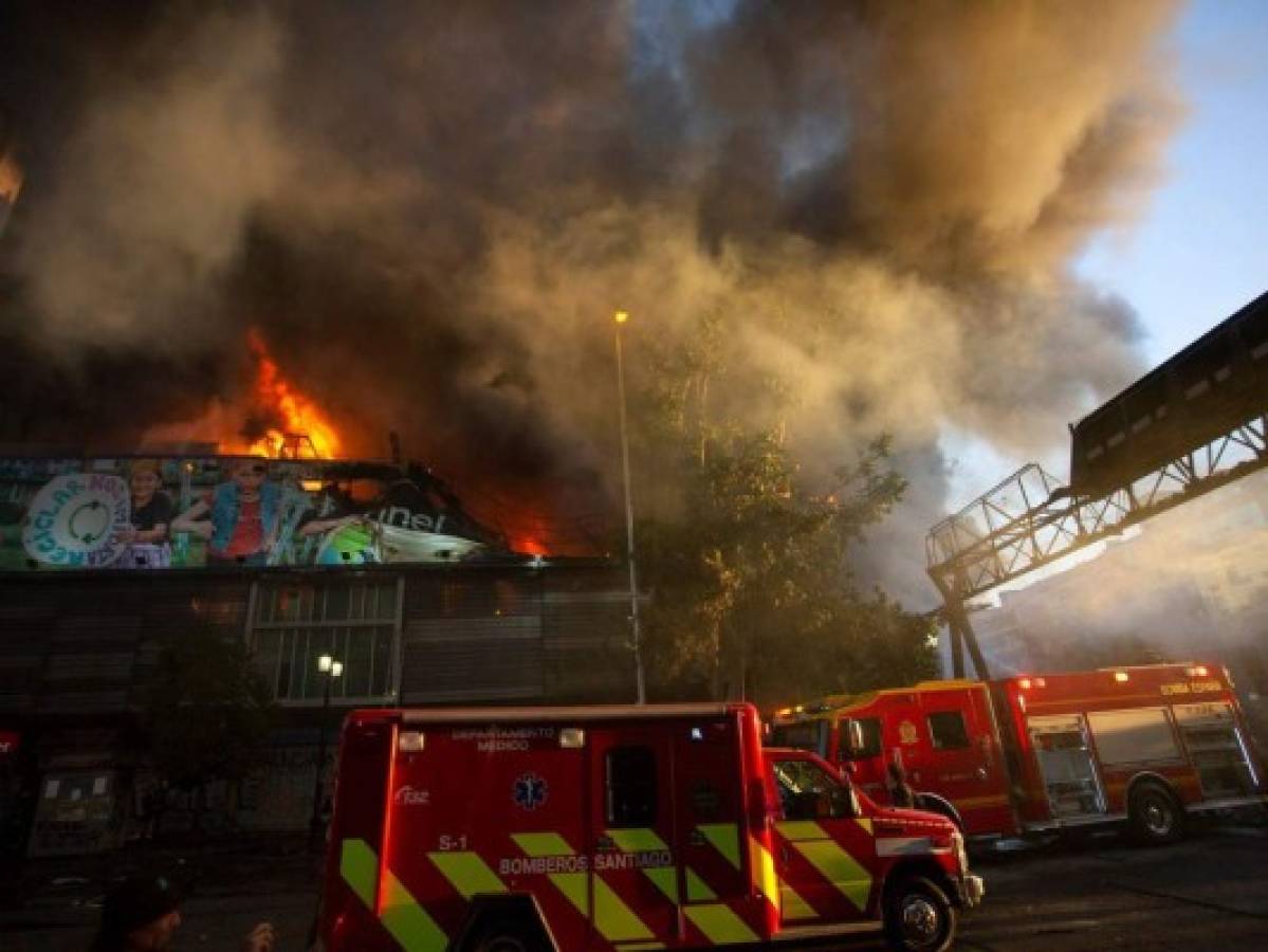 Incendio de edificio en centro de Santiago en medio de protestas