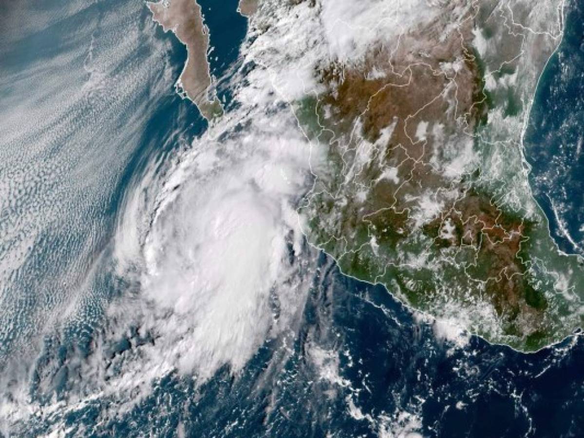 Pamela se degrada a tormenta tropical en su camino hacia la costa pacífica de México