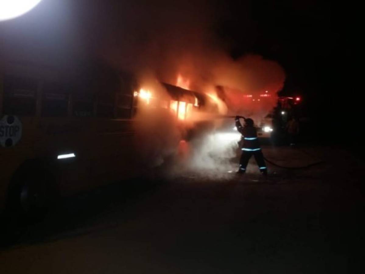 Pasajeros se salvan de morir quemados dentro de bus de ruta interurbana en Cortés