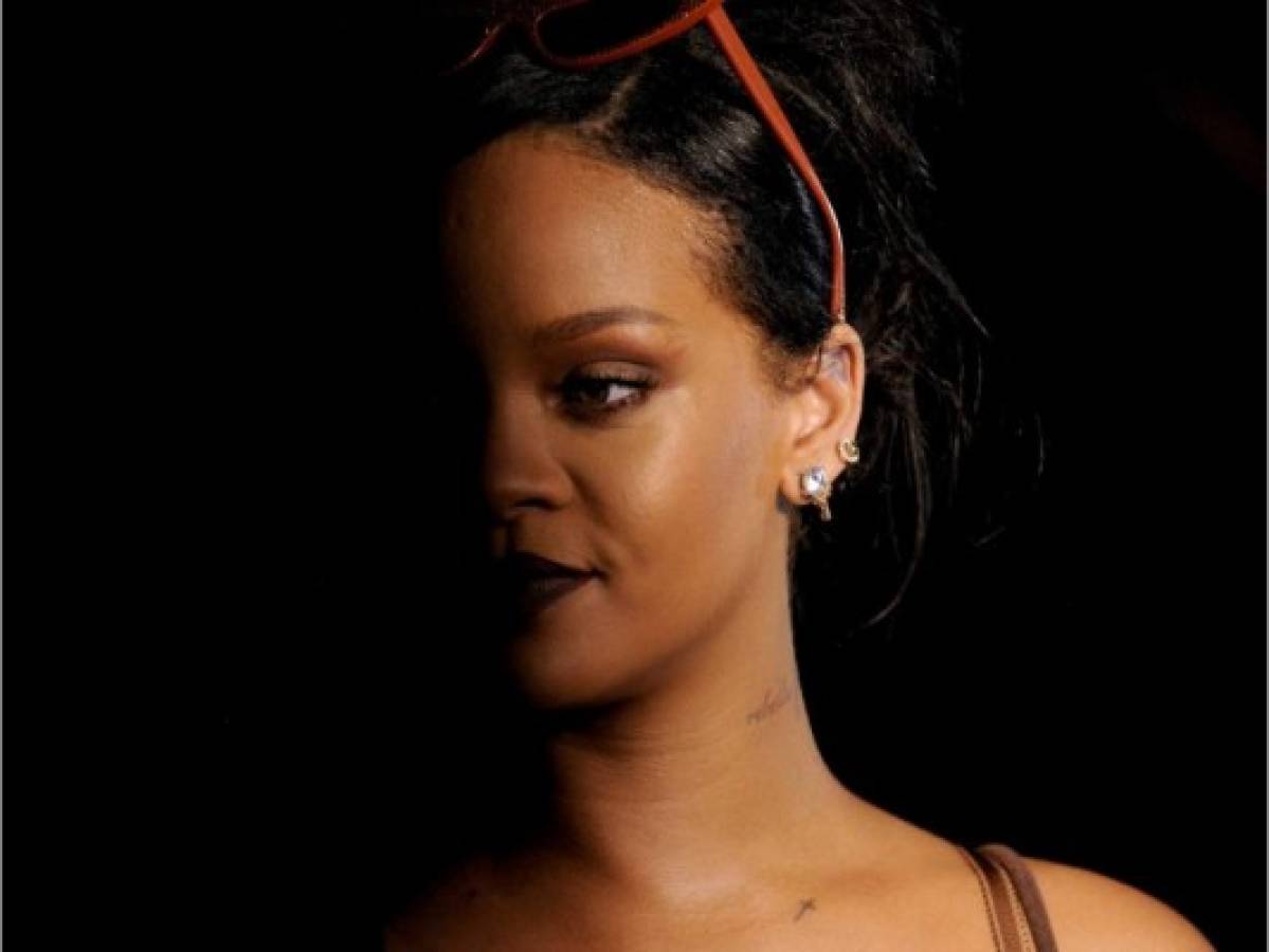 Sin estar en la pasarela, Rihanna se roba las miradas en desfile de Nueva York