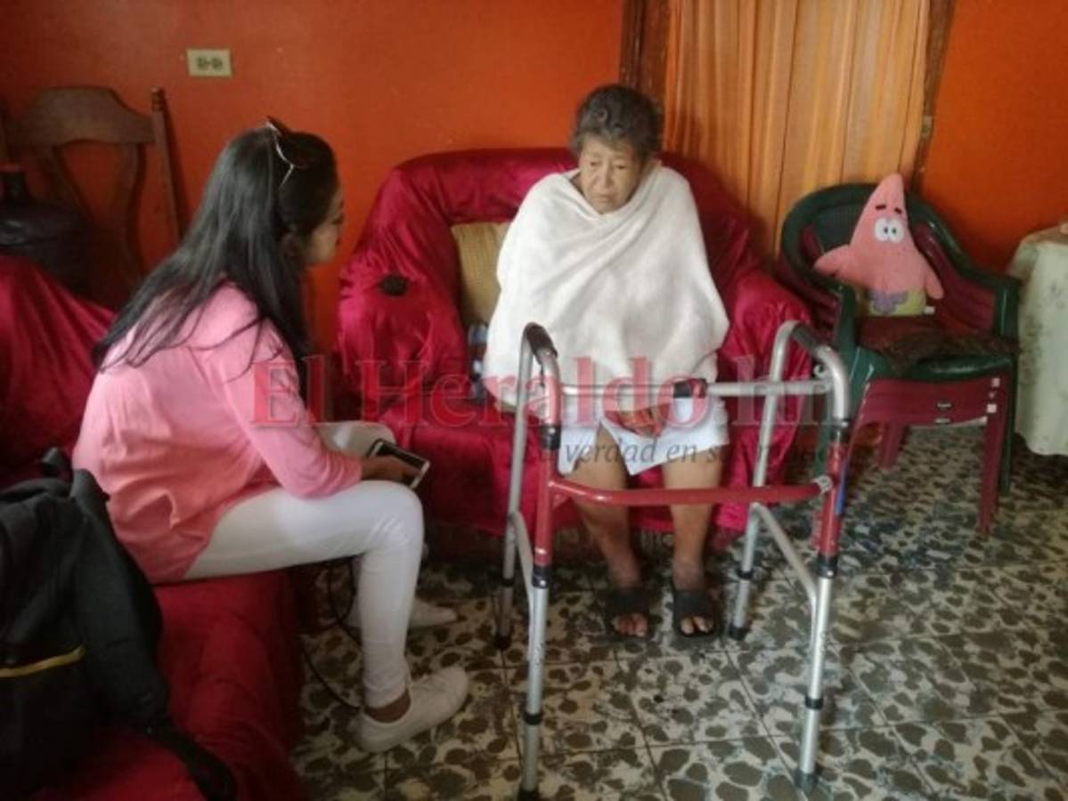 Pese a sus problemas de salud la señora de avanzada edad sueña con estar presente en el sepelio de su hija. Foto: EL HERALDO