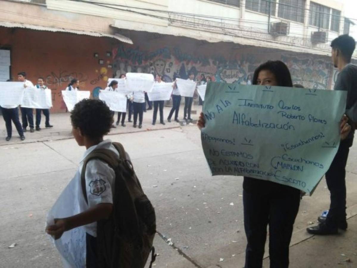 Honduras: Estudiantes protestan contra programa de alfabetización