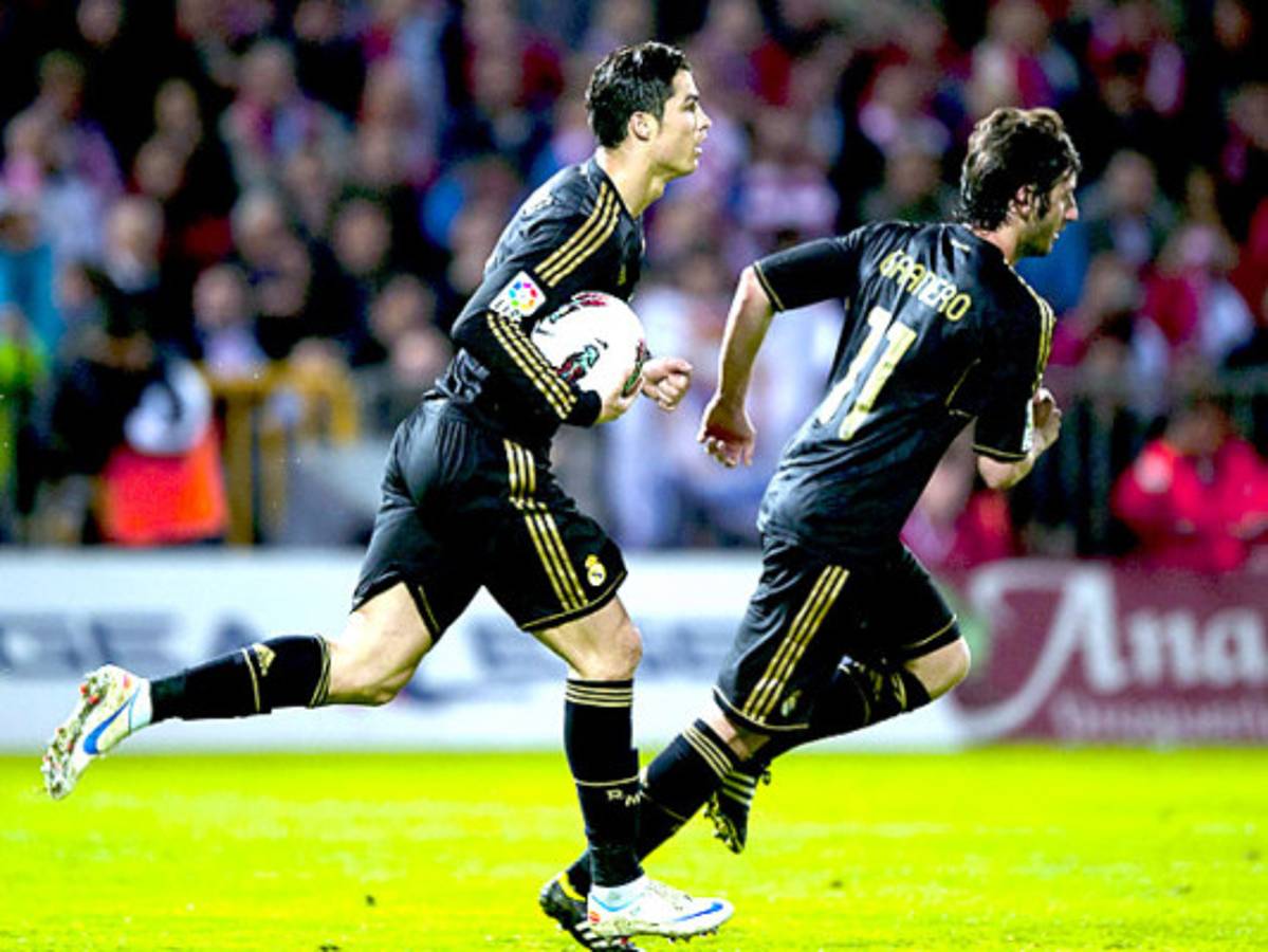 Granada le hizo el pasillo al Real Madrid que estrenó la corona con triunfo