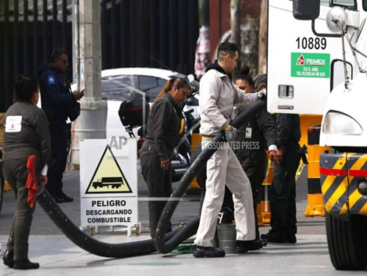 Tres altos funcionarios serán enjuiciados por robo de combustible en México