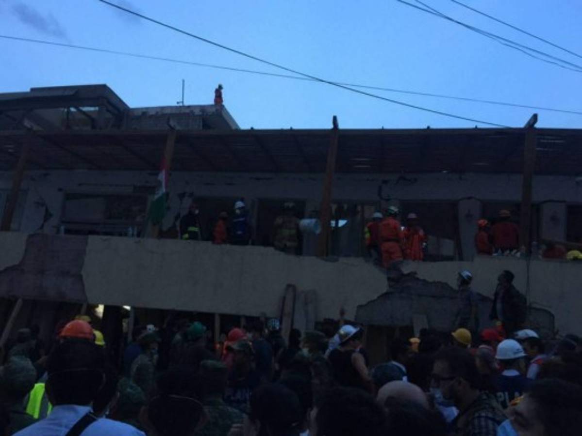 La angustiante búsqueda de niños bajo los escombros de su escuela en México