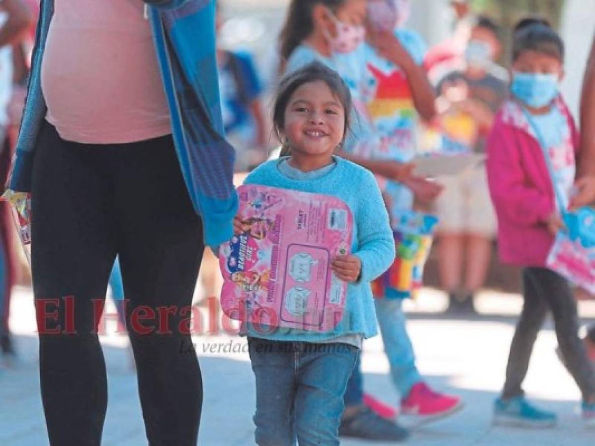 Una niña no esconde su felicidad, sostuvo muy feliz su juguete.