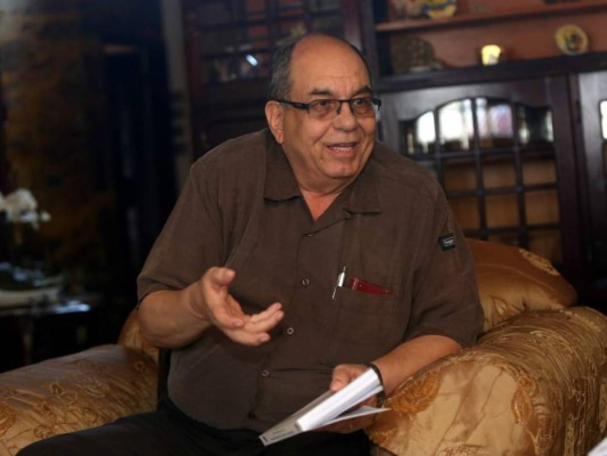 Don Carlos , el capitalino que a sus 69 años, publica su primer libro