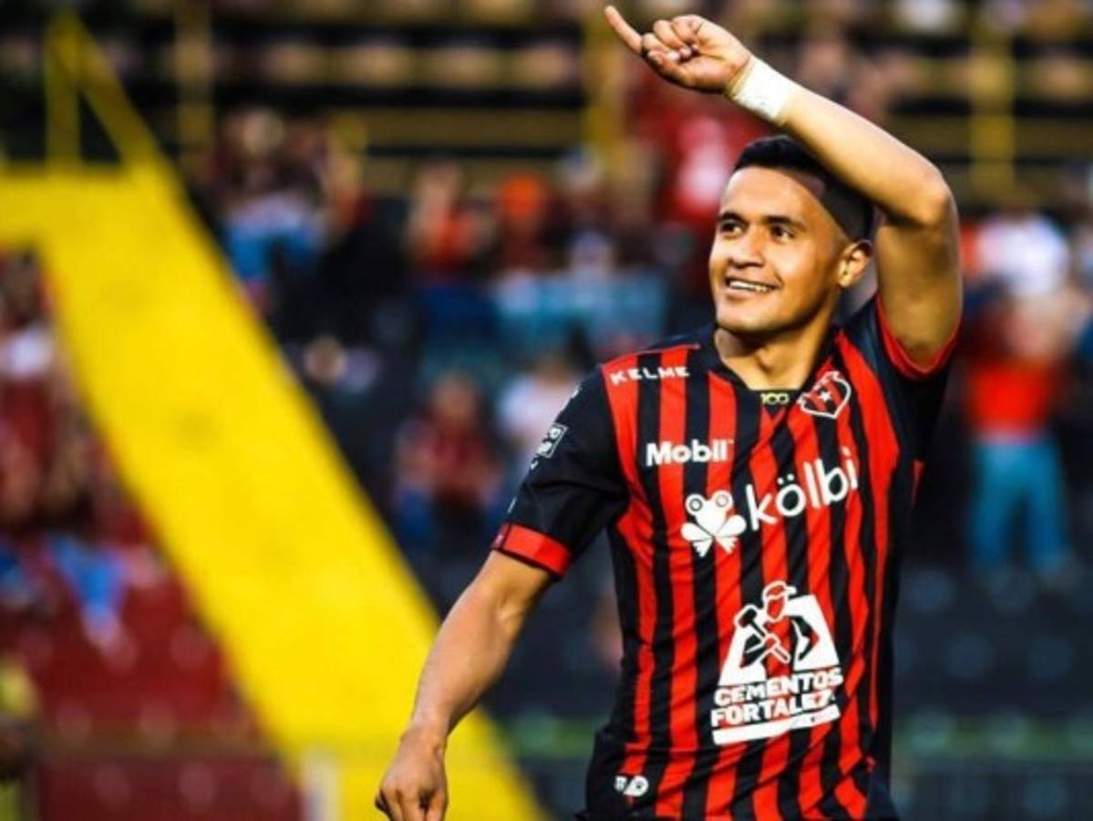 El bonito homenaje del Alajuelense a Roger Rojas tras dejar el equipo