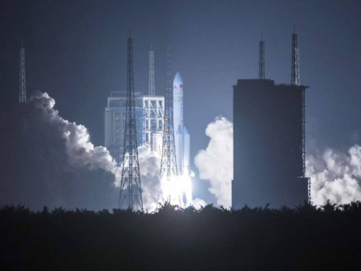 China lanza un potente cohete espacial Larga Marcha-5