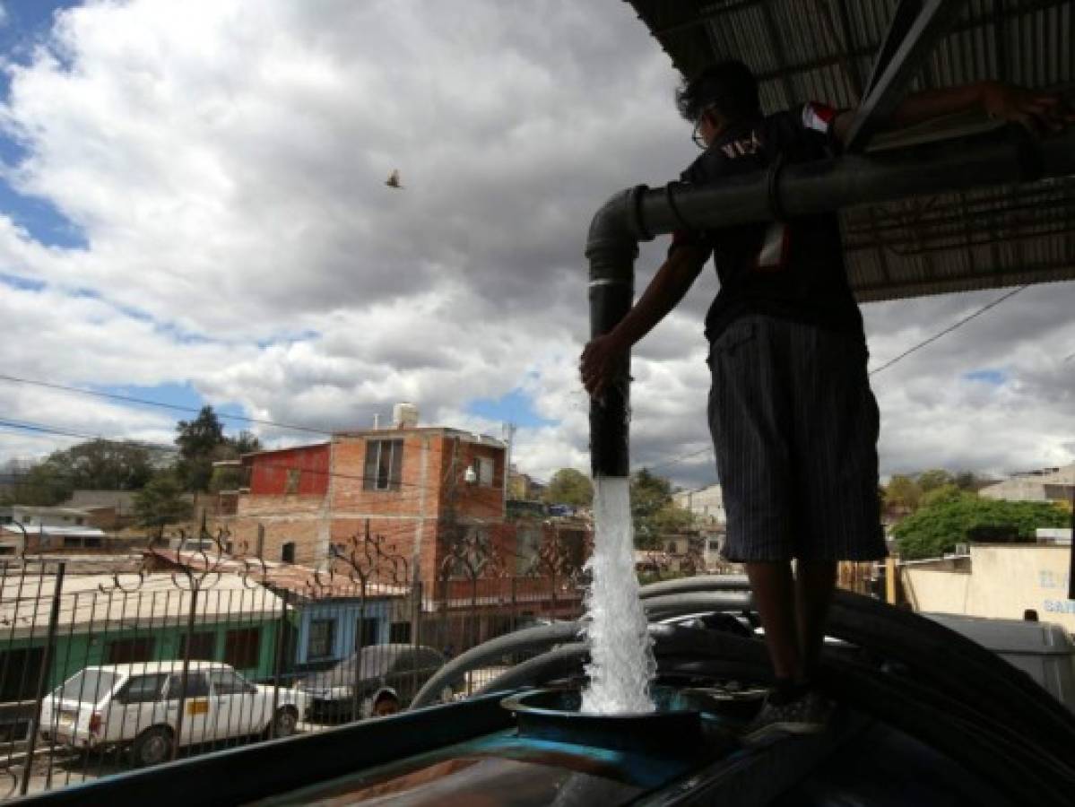Alcaldía distribuye agua purificada en zonas que carecen del servicio en la capital  