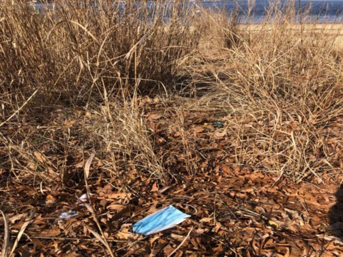 Cubrebocas terminan como basura en playas de todo el mundo