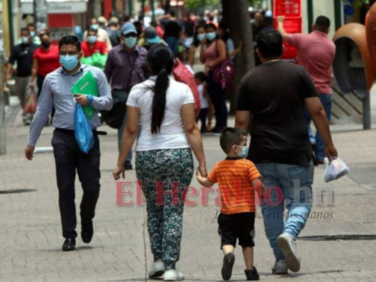 El covid-19 mantiene en jaque a las familias capitalinas, que luchan cada día por salir adelante. Foto: Alex Pérez | EL HERALDO