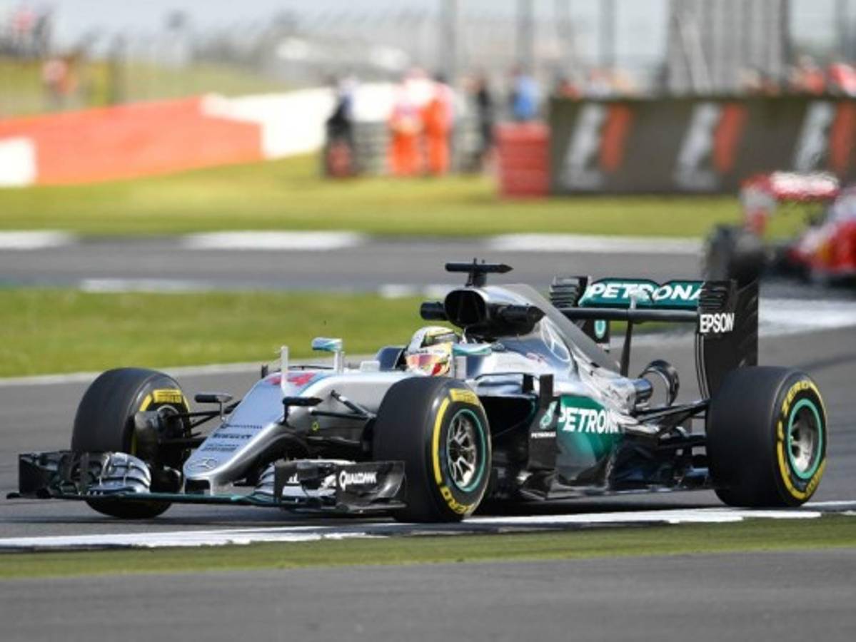 Hamilton brilla en casa y manda en los libres del GP de Gran Bretaña