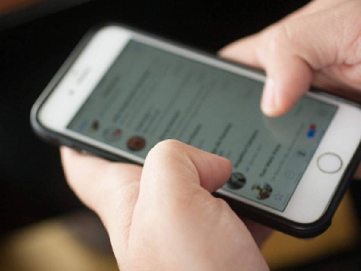 Para encontrar el buscador de grupos en iOS, basta con deslizar la pantalla para que aparezca la opción. FOTO: Pixabay