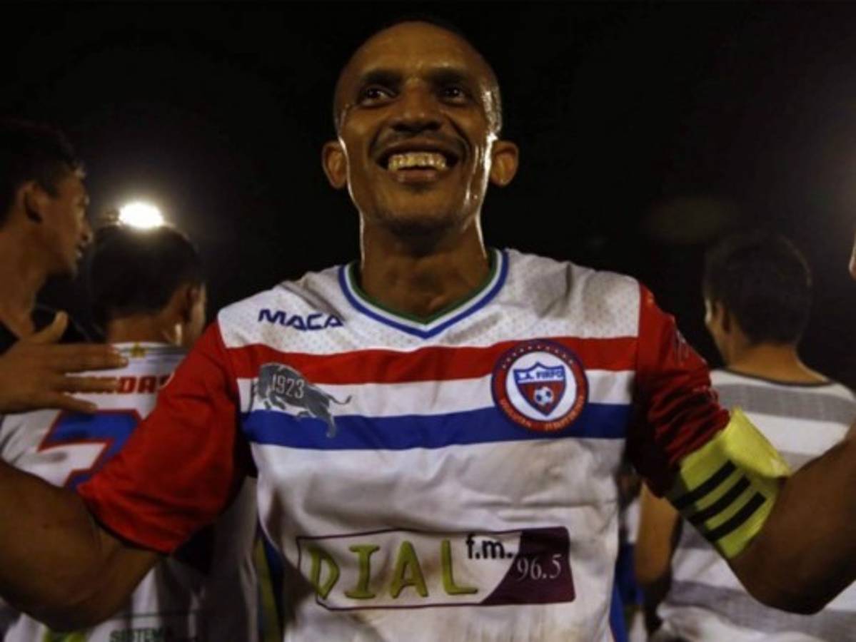 Williams Reyes con 39 años, el que más minutos juega en El Salvador