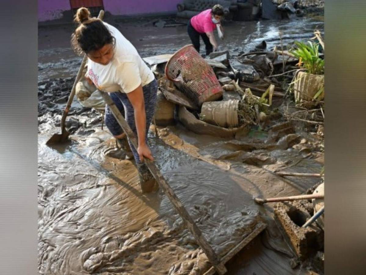 Damnificados por Eta en Honduras continúan remoción de escombros en sus viviendas