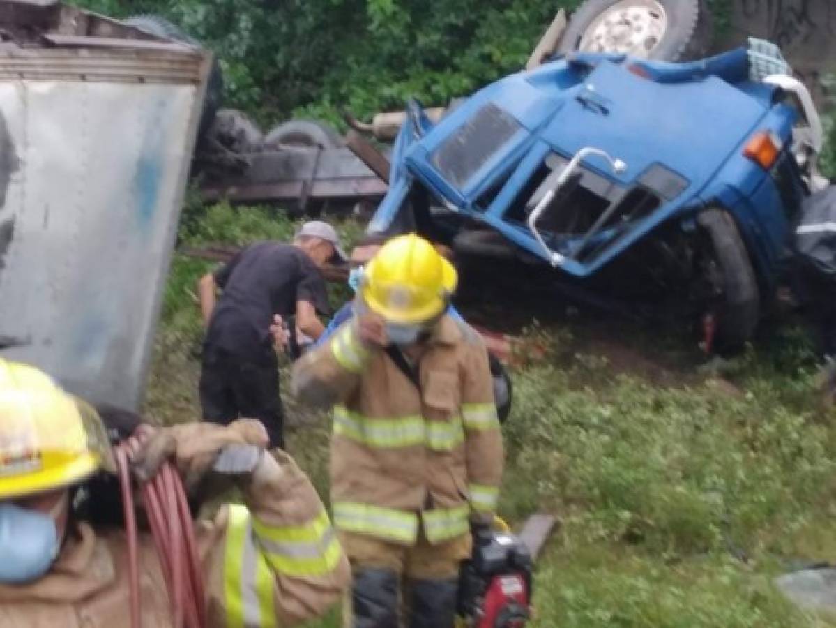 Conductor se salva de milagro tras caer desde un puente en Choluteca