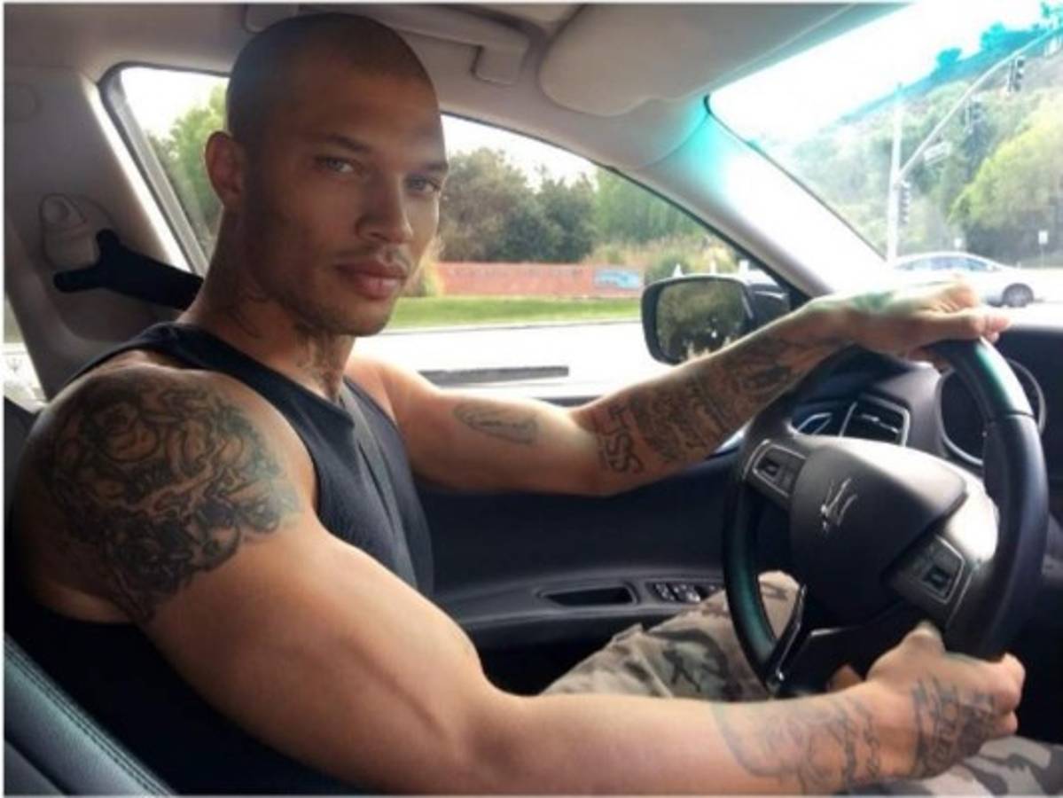 El exconvicto más guapo del mundo presume sus lujosas pertenencias