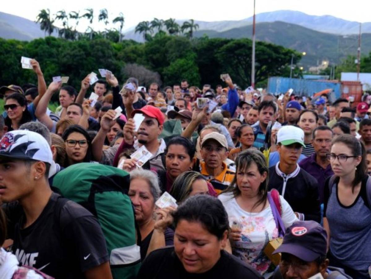 Miles de venezolanos cruzan a Colombia para comprar medicinas y alimentos