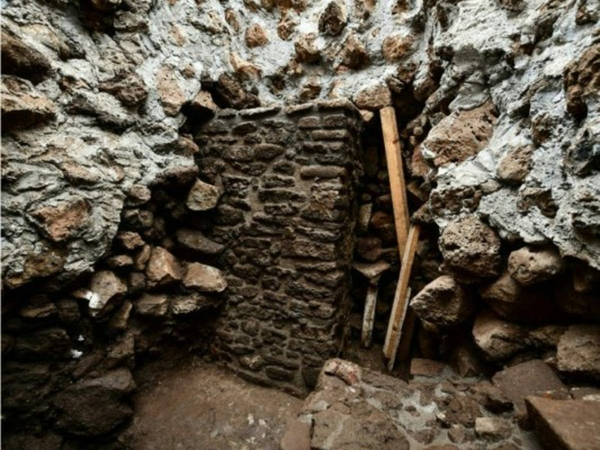 Descubren templo dentro de una pirámide tras terremoto en México
