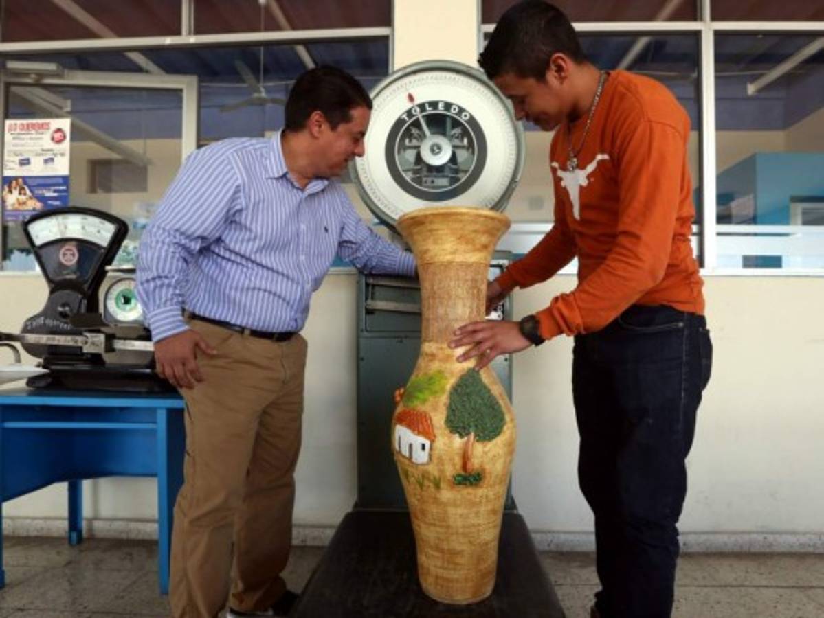 Hasta jarrones de barro salen de la capital hacia el extranjero