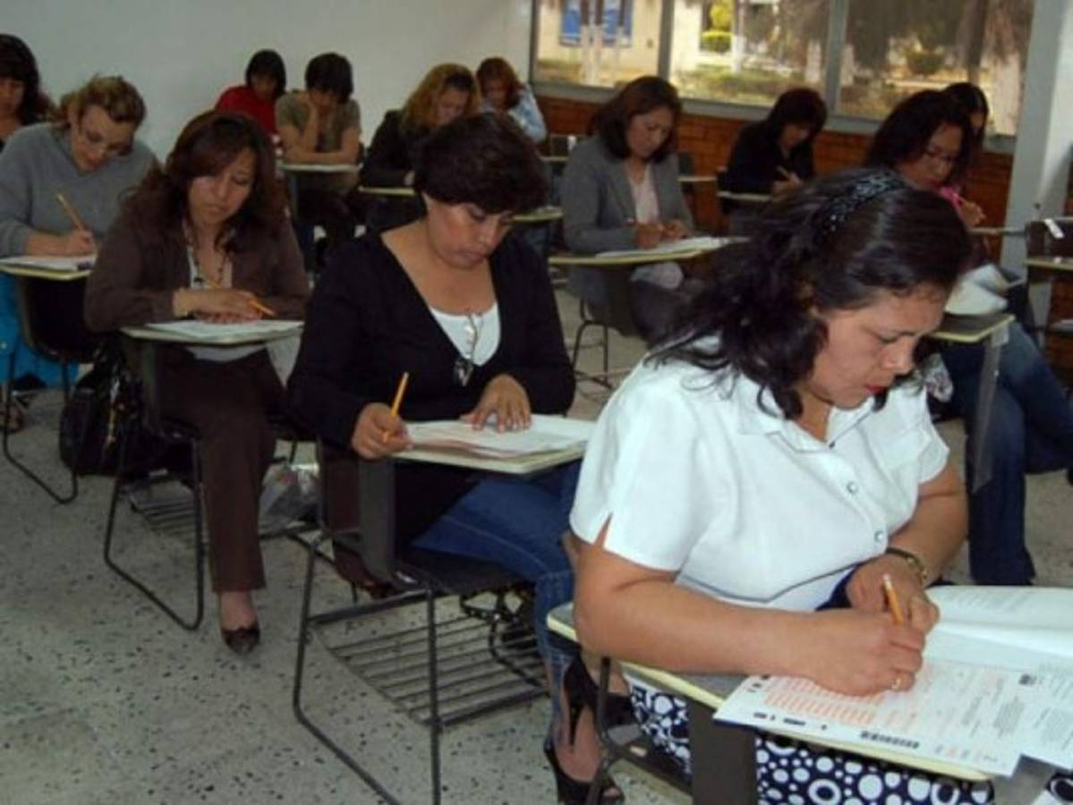 965 docentes exonerados recibirán plaza en 2018