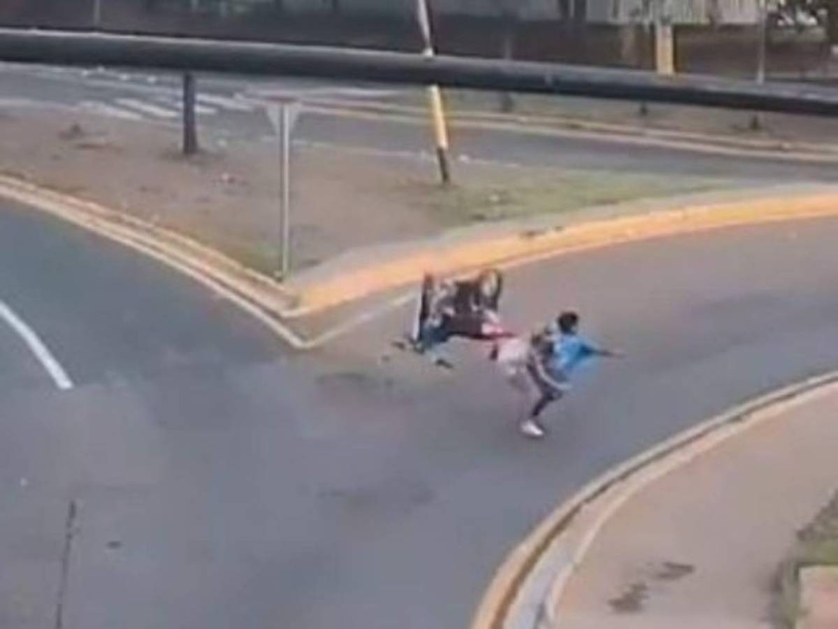 Video: Motociclista pierde el control de su moto e impacta contra el pavimento  