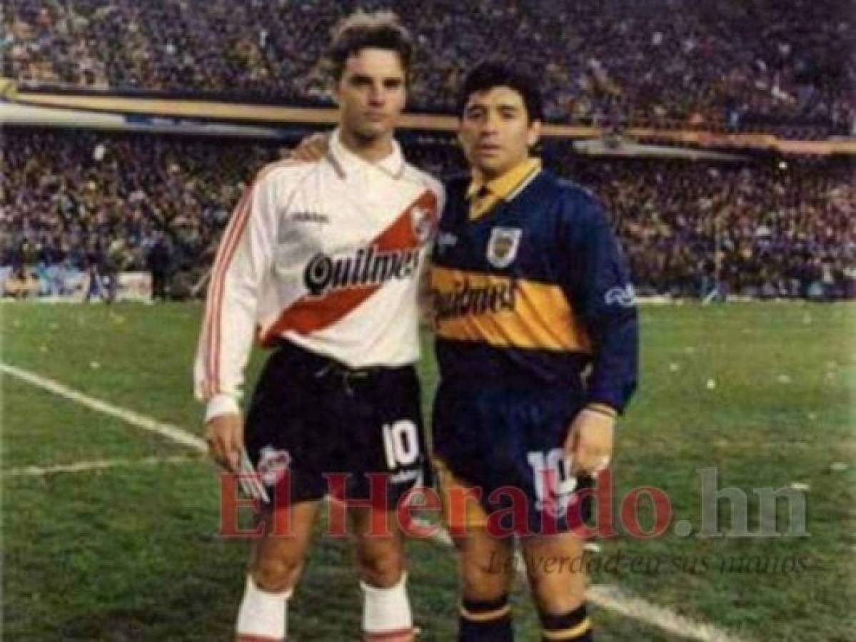 Lavallén junto a Diego Maradona en un encuentro entre el River Plate y Boca Juniors en 1996. Foto: El Heraldo