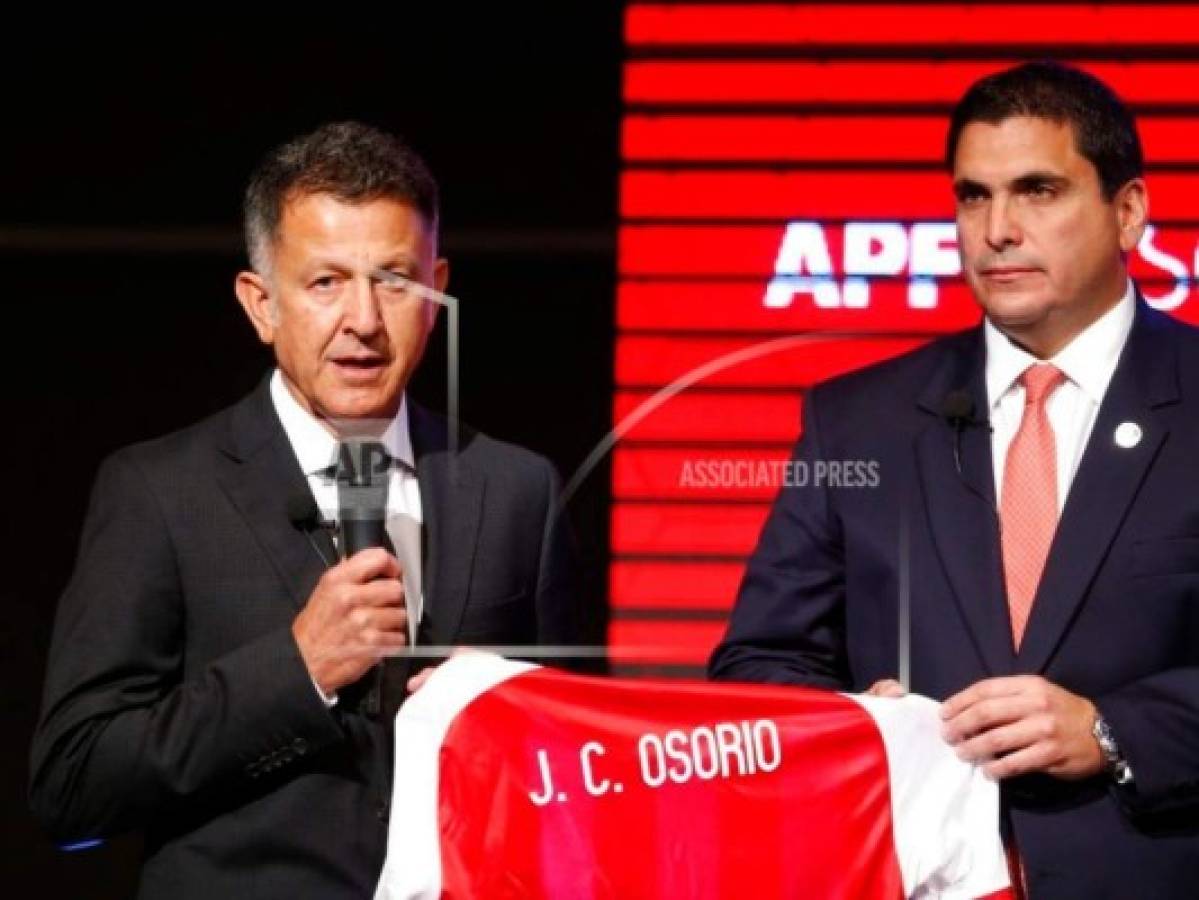 Presentan a Juan Carlos Osorio como nuevo DT de Paraguay