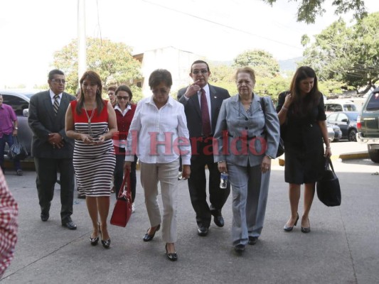 Los interventores llegaron juntos al Hospital Escuela Universitario (HEU) para sostener una reunión con la Junta Directiva del centro hospitalario.