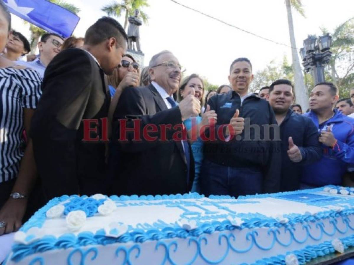 De un enorme pastel disfrutaron los nacionalistas en el aniversario 117. Foto Estalin Irías| EL HERALDO