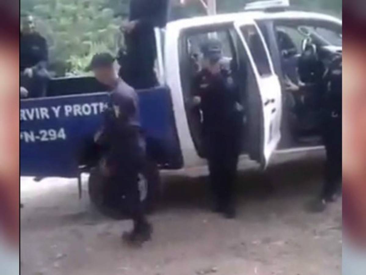 El policía hizo su baile mientras sus compañeros lo observaban y grababan con su celular.