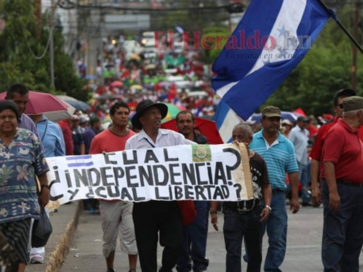 'Mel' Zelaya encabeza marcha de Libre en el bulevar Morazán