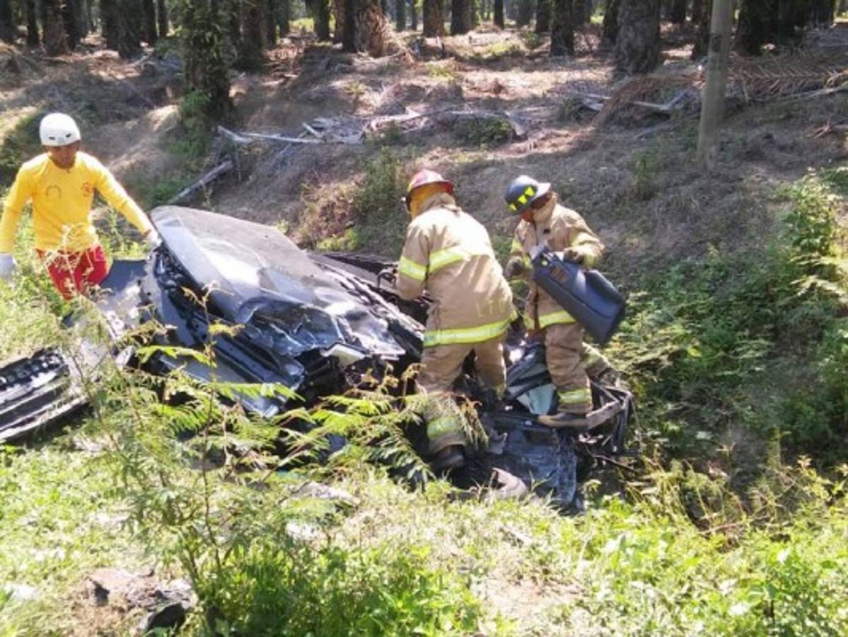 Un muerto deja accidente entre turismo y autobús en la carretera hacia Tela