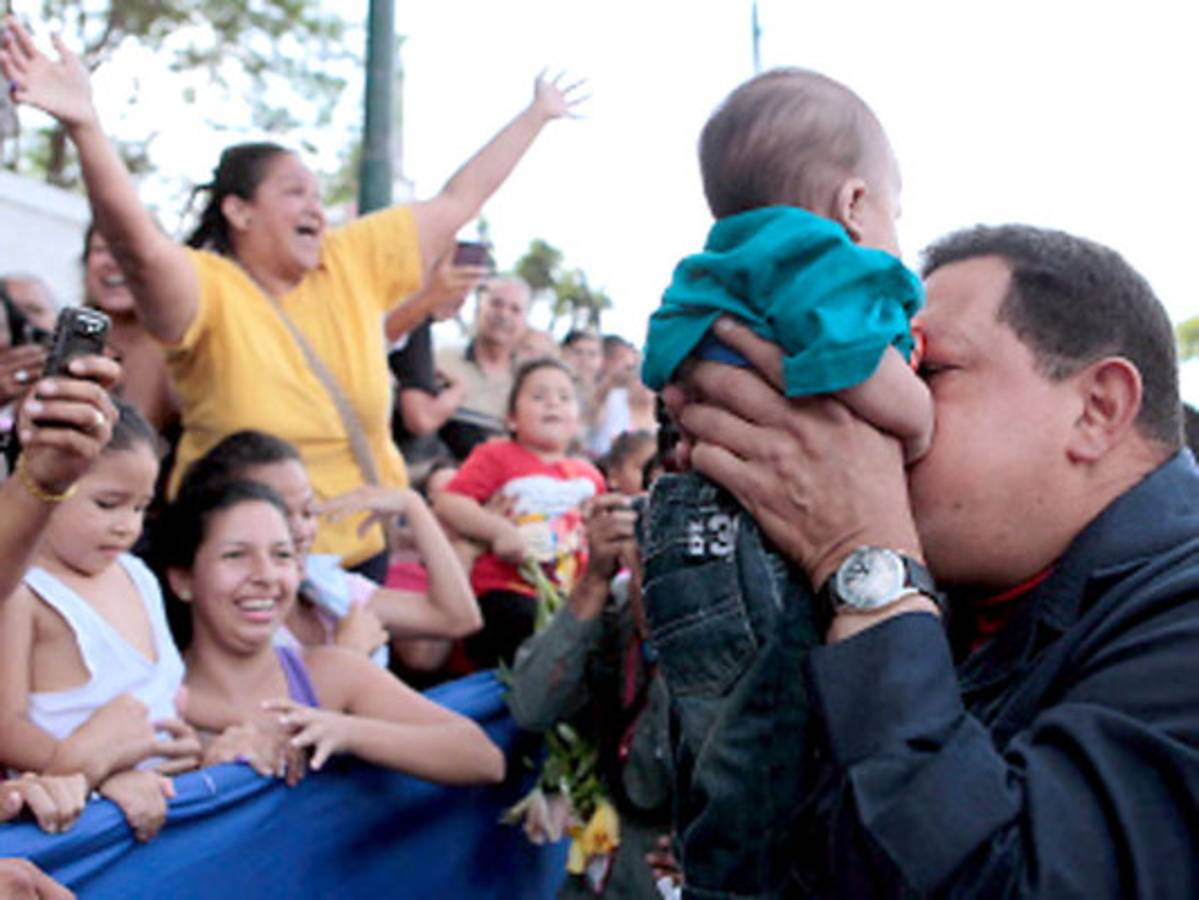 Hugo Chávez gana las elecciones presidenciales en Venezuela