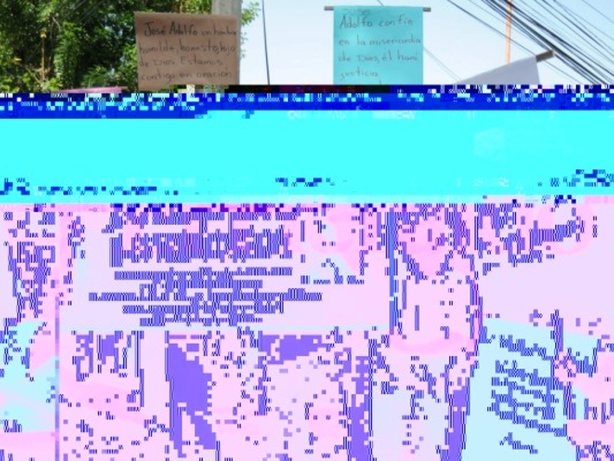 Parientes y amigos de José Adolfo Sierra llegaron a apoyarlo con pancartas. Foto Alex Pérez| EL HERALDO