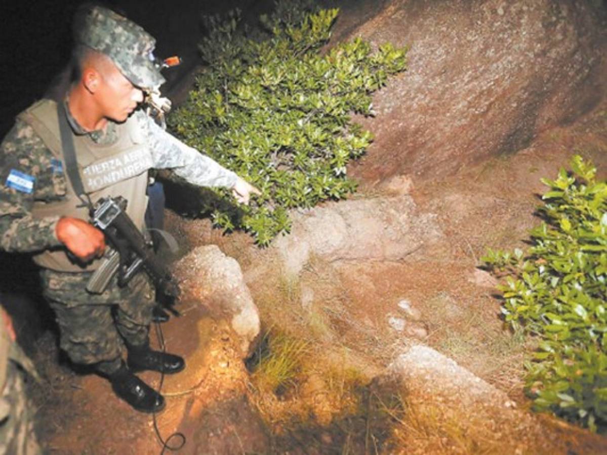 Semienterrados hallan dos cuerpos en El Tablón